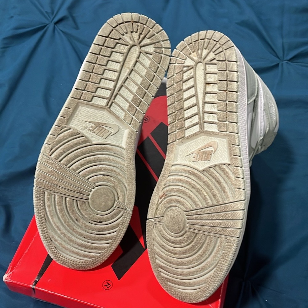 Jordan 1 high seafoam.   M7.5 / W9 - Picture 8 of 10